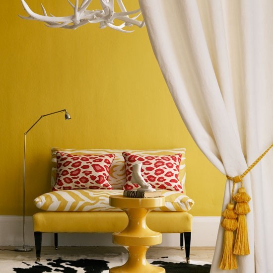 color amarillo salon pared sofa mesa preciosa