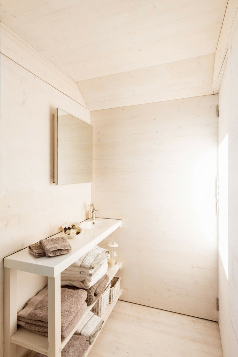 cuarto baño mueble beige toallas