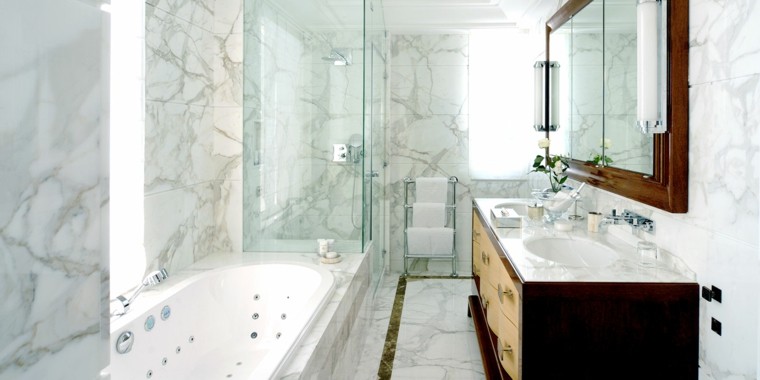 cuartos de baño con marmol espejo enmarcado bañera