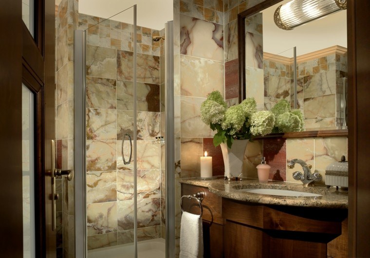 cuartos de baño con marmol flores decoracion florero