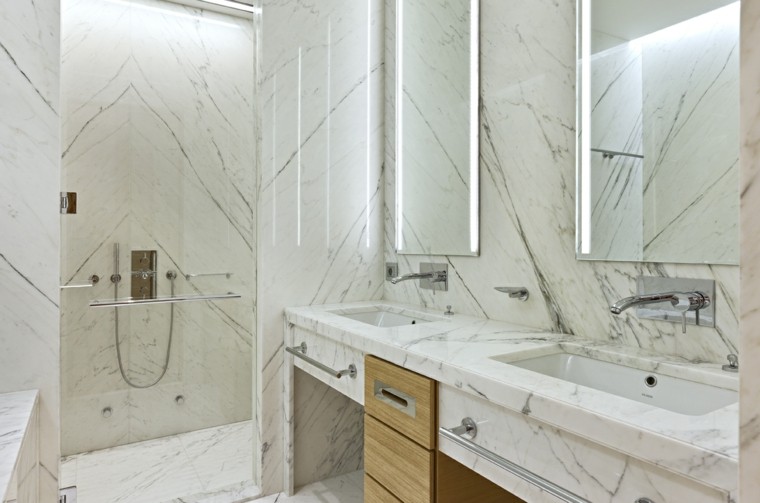 cuartos de baño con marmol gavetero madera ducha