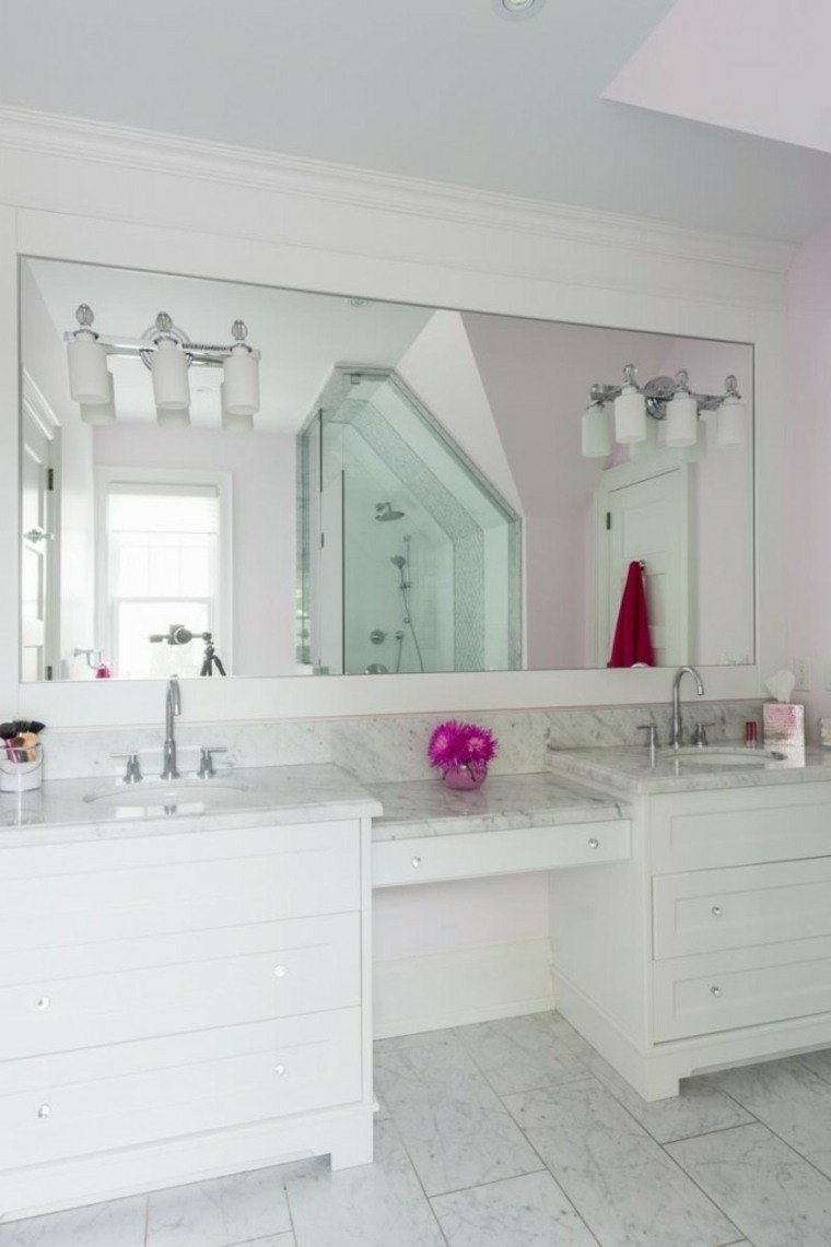 cuartos de baño con marmol lamparas toalla flores