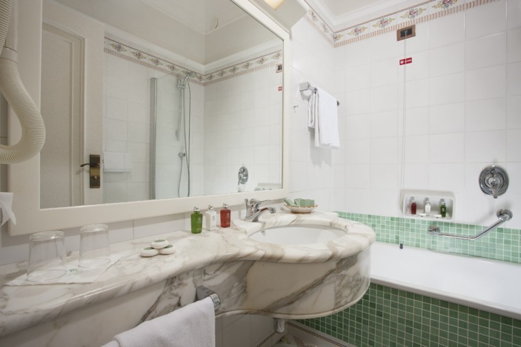 cuartos de baño con marmol lavabo curvado encimera