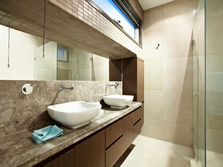 cuartos de baño con marmol lavabo madera toalla