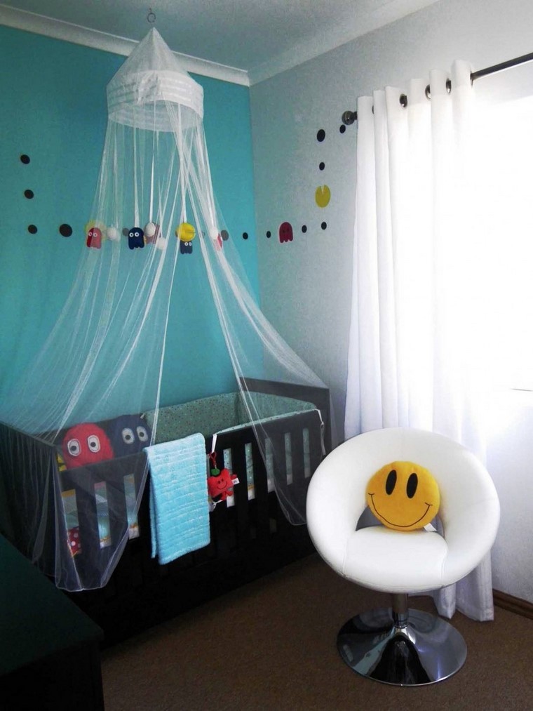 cama de madera y paredes en azul y blanco decoración cunas bebe dosel pared azul ideas modernas