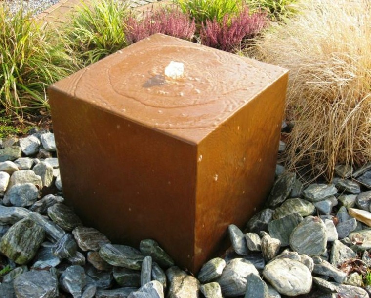 gujarros y taburete de metal para el jardín decoracion jardin forma taburete oxidado ideas
