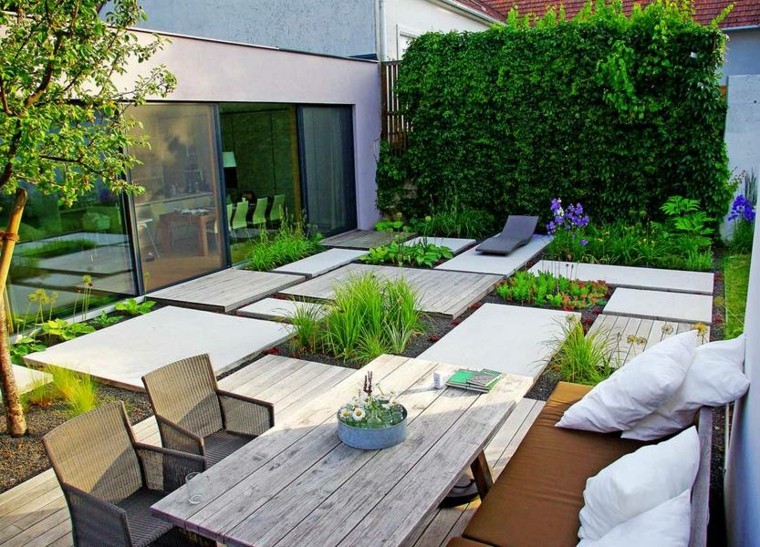 jardín con planchas de madera o piedra en el suelo diseno de jardines mesa madera planchas madera piedra suelo ideas