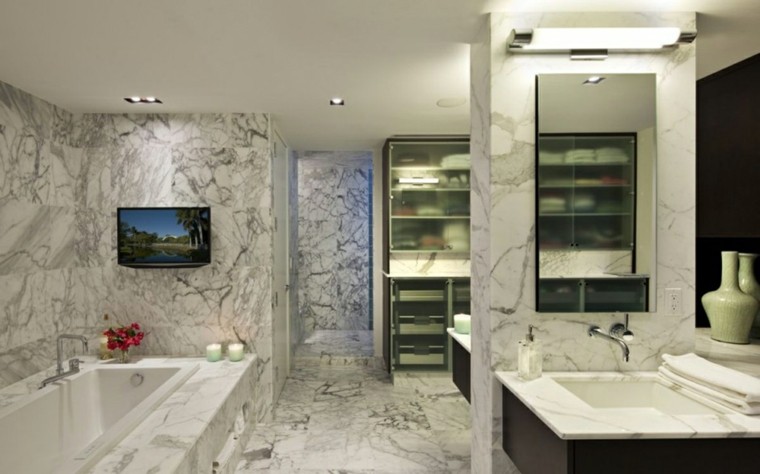 diseño baño marmol televisor