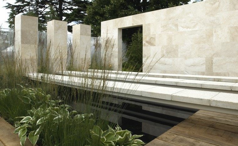 diseño de jardines modernos estanque pared madera