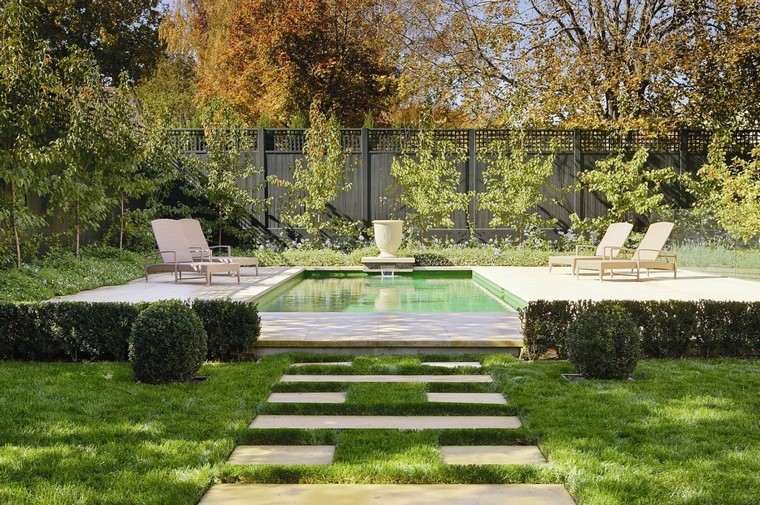 diseño de jardines modernos piscina tumbonas 