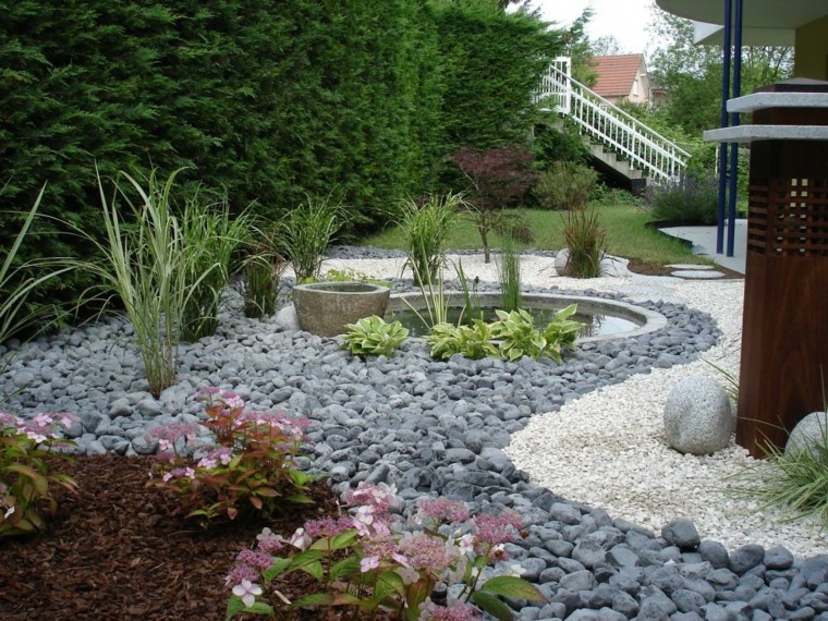 diseño rio piedras plantas jardin