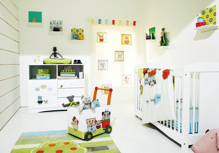 dormitorio bebe varios colorines muñecos