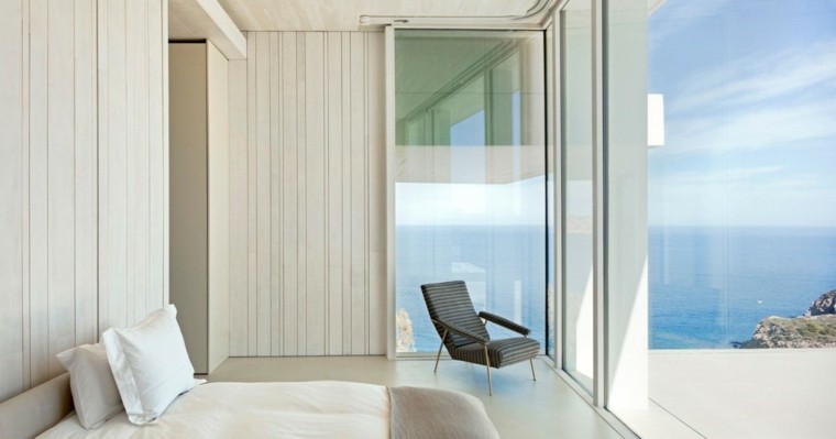 dormitorio ventanales vistas oceano casa Sardinera moderna