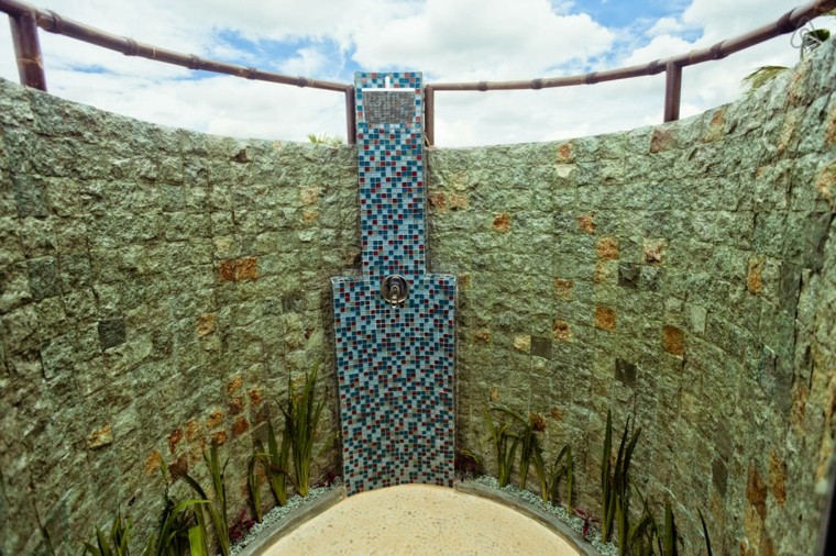 ducha jardin muro piedras mosaico