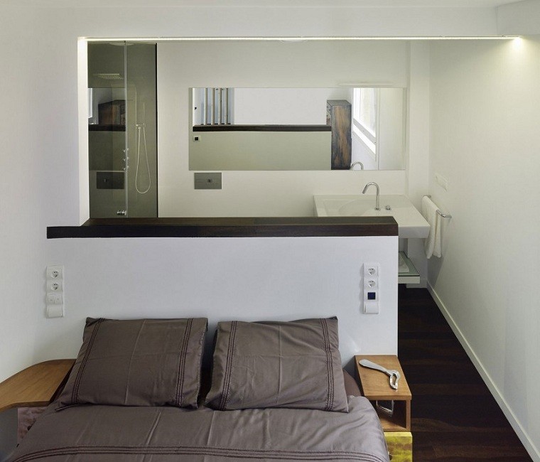 duplex habitacion almohadas espejo planta baja