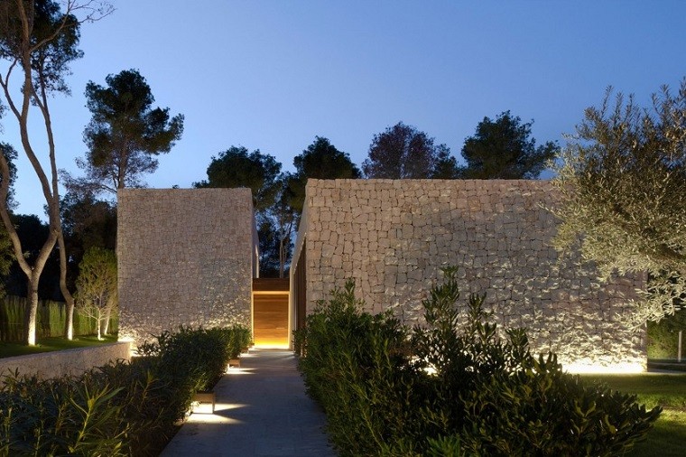 entrada casa atardecer iluminada muros