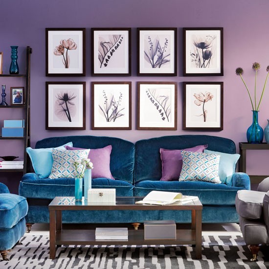 entretenimiento salon sofa terciopelo azul cuadros pared-purpura ideas