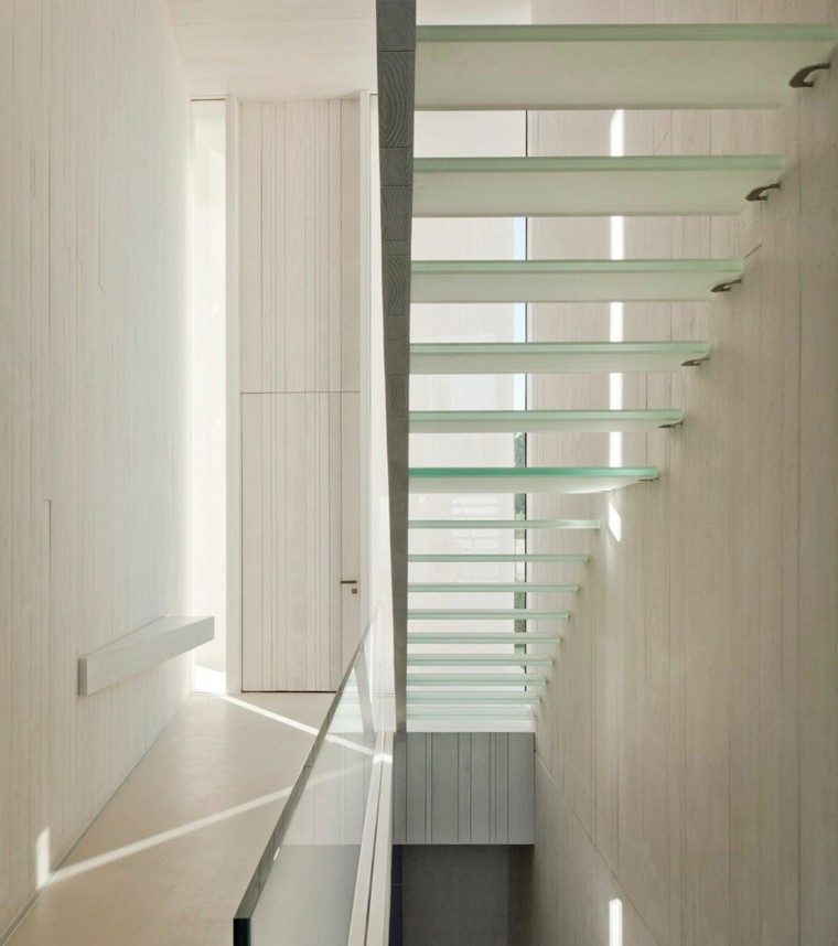 escalones cristal llevan segundo piso casa Sardinera ideas