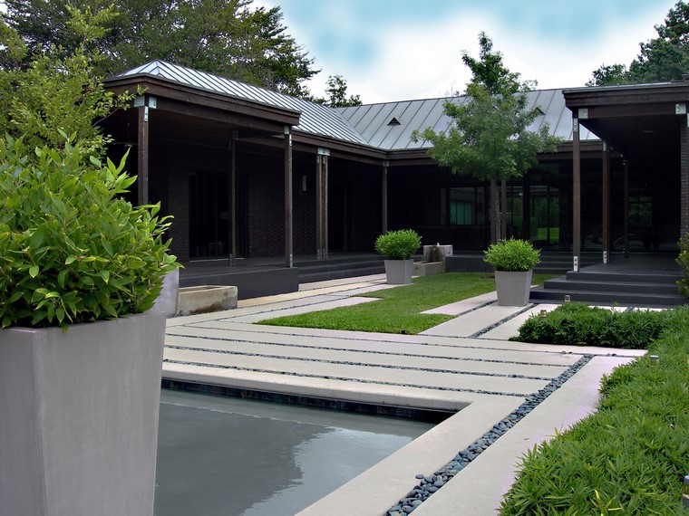 A Garden Pond with⁤ Tall Planters and Geometric Design