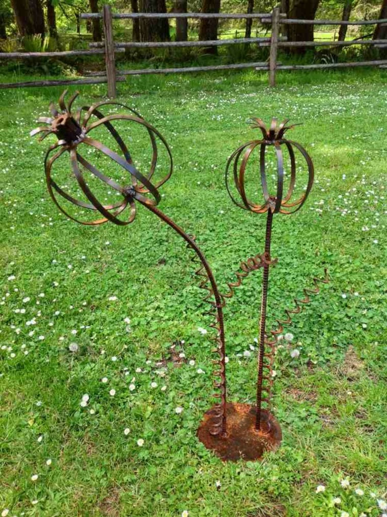 flores decorativas oxidadas en el jardín flores oxidadas decoracion jardin original interesante ideas