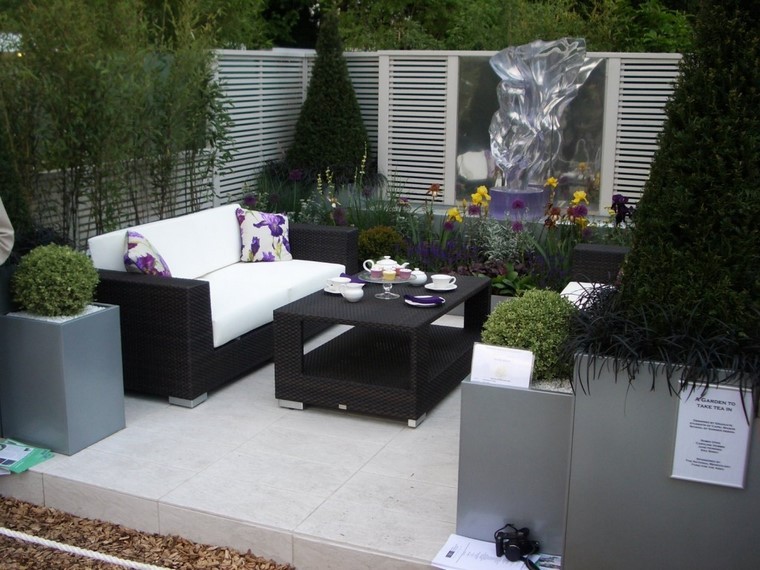 A⁤ Relaxing ‌Garden with Flowers, Cushions, and ‍Outdoor​ Furniture
