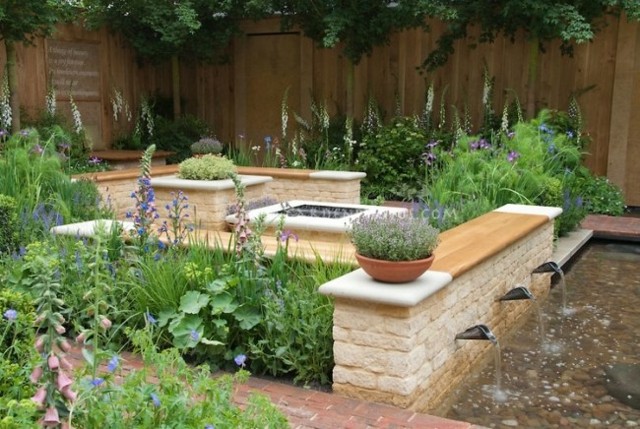 fuente jardin muchas plantas agua