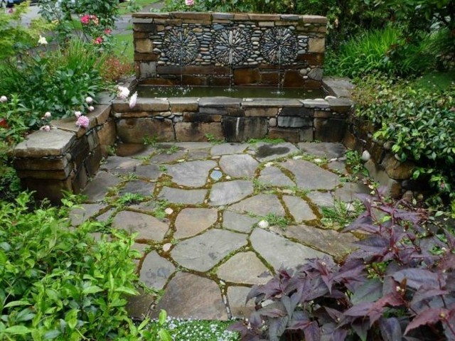 fuente piedra jardin plantas varias