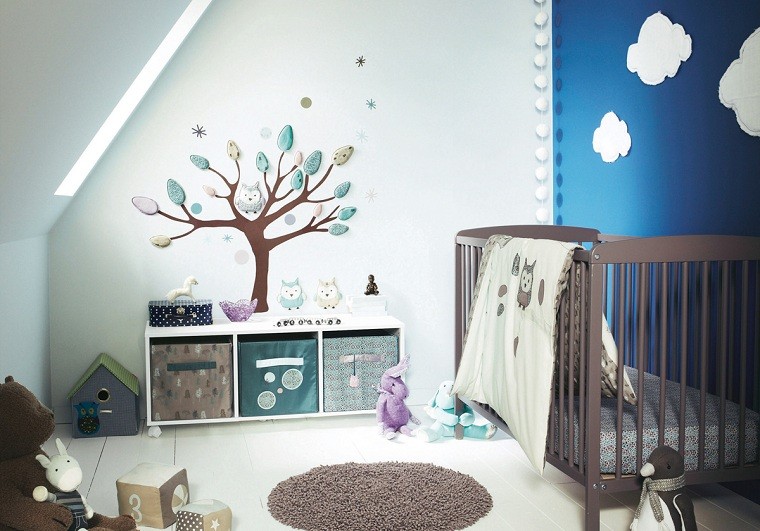 habitacion bebe azul arbol madera