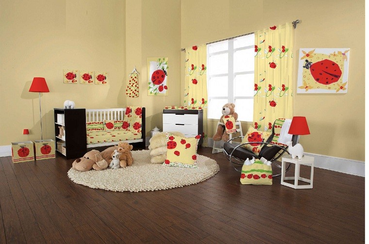 habitacion bebe cortinas flores mariquitas