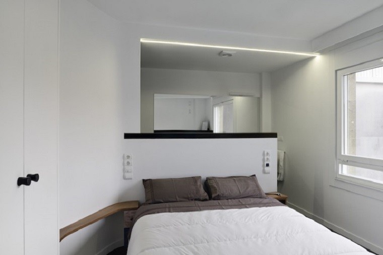 habitacion puertas ventana almohadas marronas