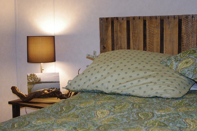 ideas con palets cama cabecera madera almohadas