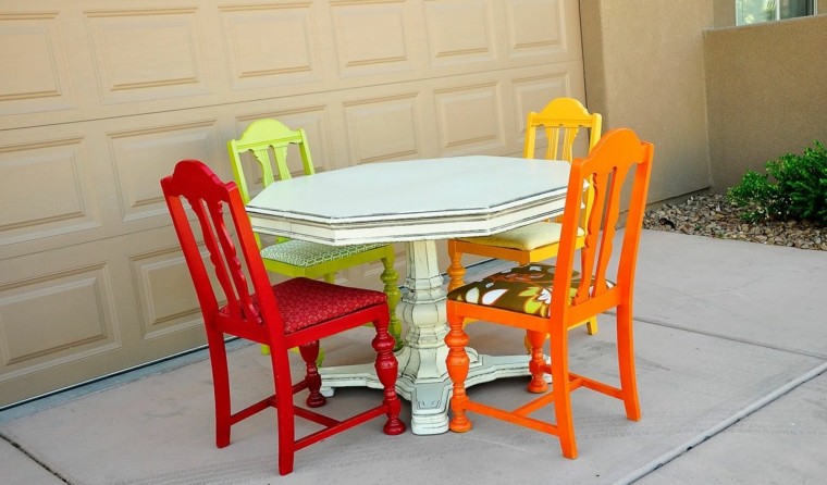 ideas sillas varios colores vibrantes comedor pequeno moderno