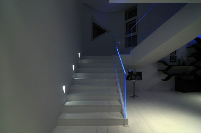 iluminacion LED escaleres color azul blancas ideas