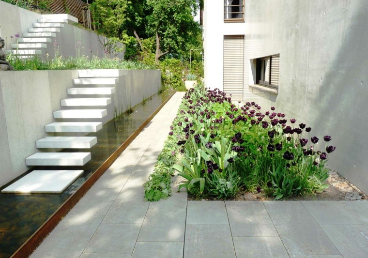 jardin agua escaleras tulipanes precioso