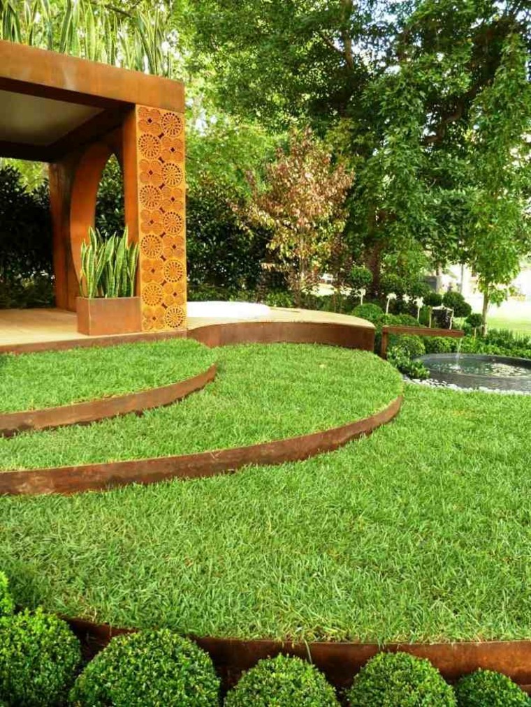 jardín con cesped delimitado por láminas metálicas jardin amplio cesped escaleras divididas acero ideas