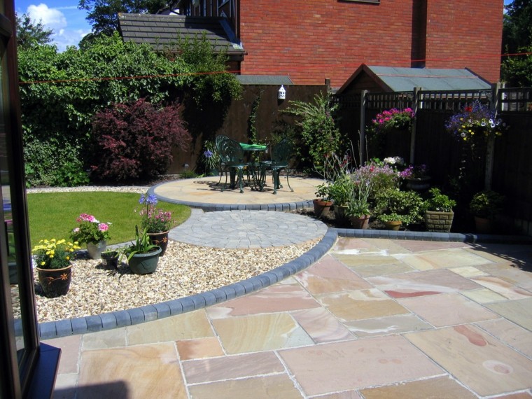 jardin amplio cesped losas grandes piedras ideas