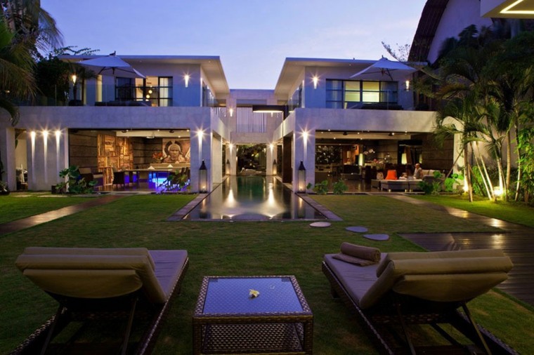 jardin amplio cesped tumbonas piscina ideas