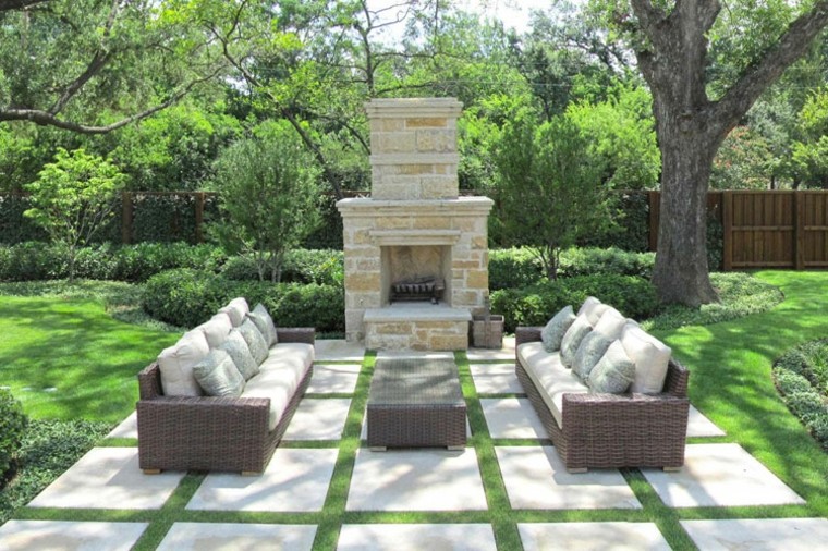 jardin amplio chimenea sofas rattan mesa ideas