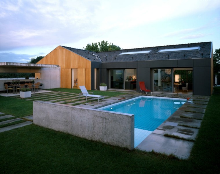 jardin amplio piscina lugar comidas tumbonas ideas