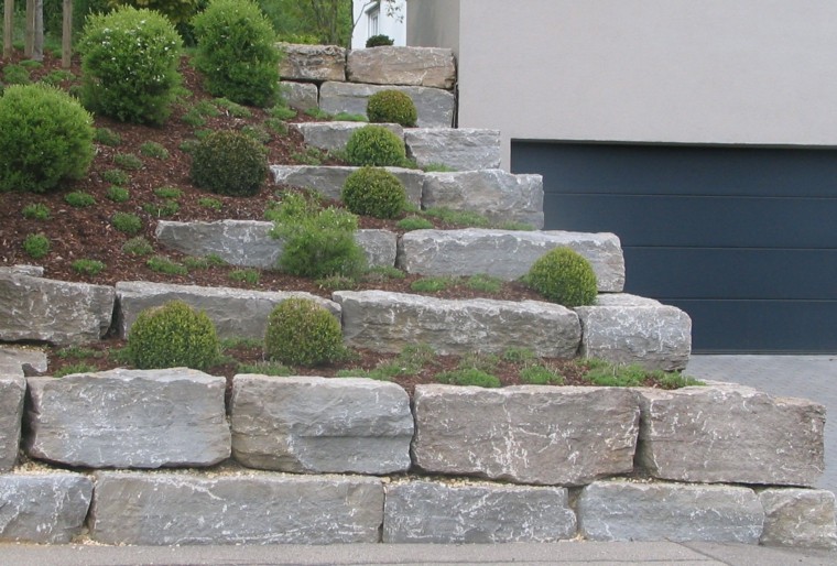 jardin en pendientes rocas casa garage muro