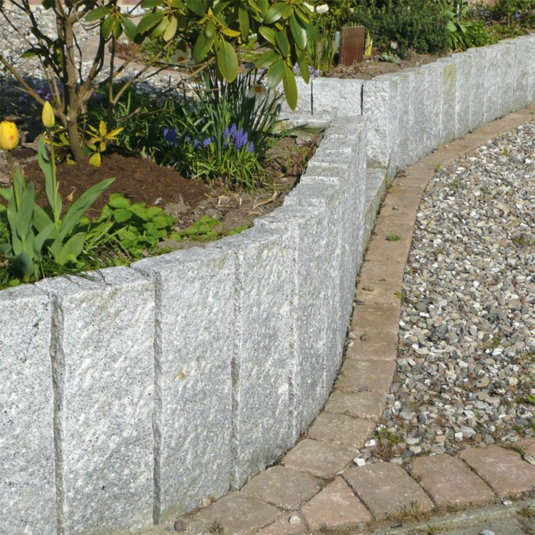 jardin en pendientes rocas flores muro