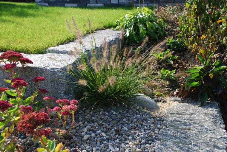 jardin en pendientes rocas plantas grava