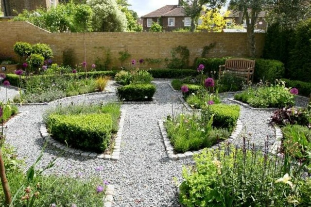 jardin camino guijarros muro piedra