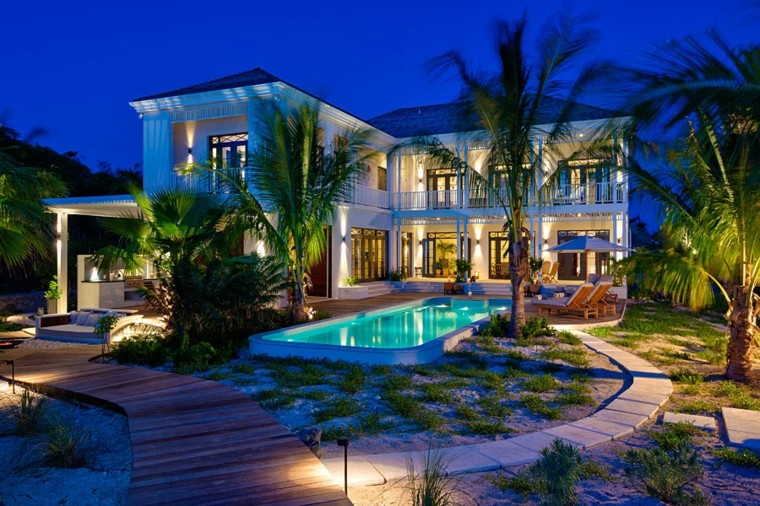 jardín con caminod de madera y piedra jardin piscina tropical palmeras camino losas madera ideas