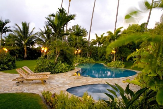 jardin piscina tumbonas madera atardecer