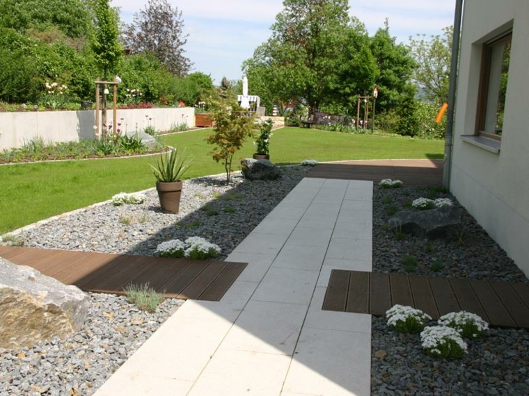 senderos cruzados jardin sendero macetas barro madera