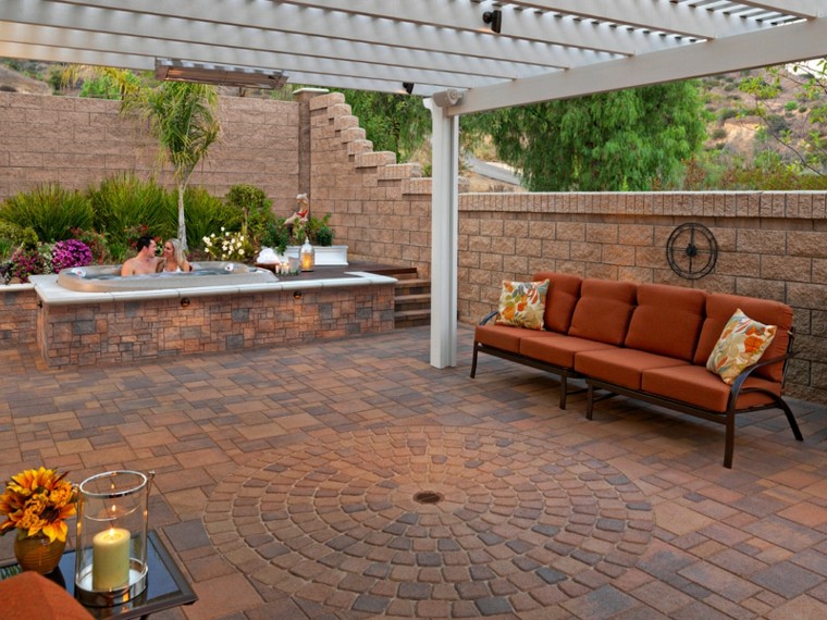 jardín con jacuzzi y pérgola blanca jardin suelo pavimento jacuzzi sofa pergola ideas