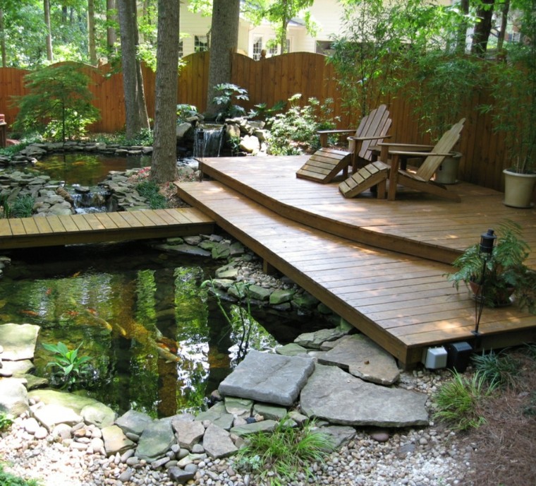 estanque con peces suelo y vallas de madera jardin tumbonas suelo madera estanque grande valla ideas