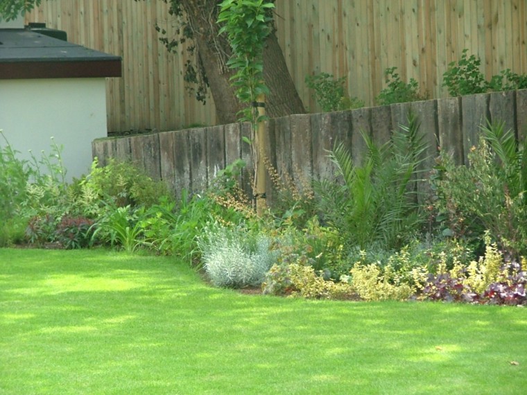 cesped y plantas en este jardín amplio jardin valla flores madera ideas bonitas modernas