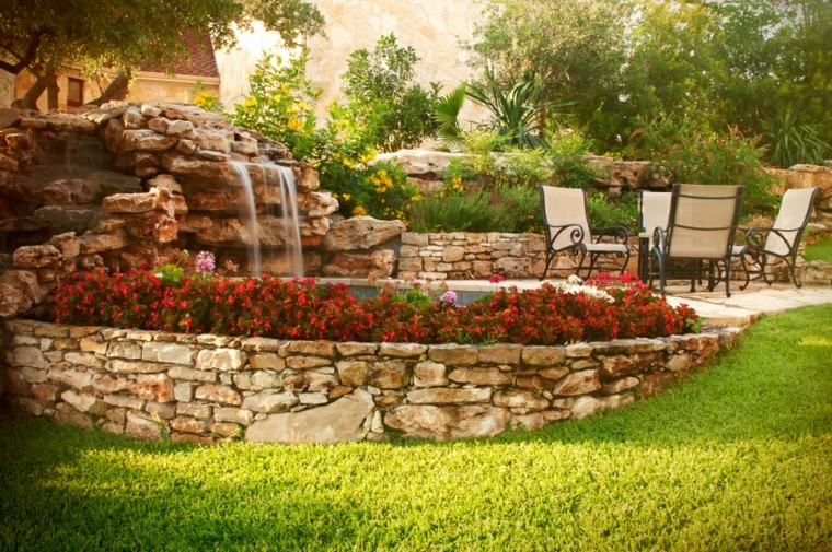 cesped y mueralla de piedras en el jardín jardines de diseno estanque caida agua muebles ideas
